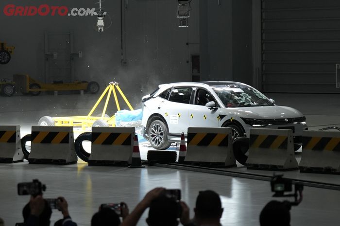Fasilitas crash test Geely Safety Center di Ningbo, Cina