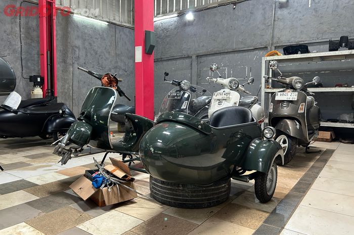 Pembuatan sespan untuk Vespa di bengkel Scooter99