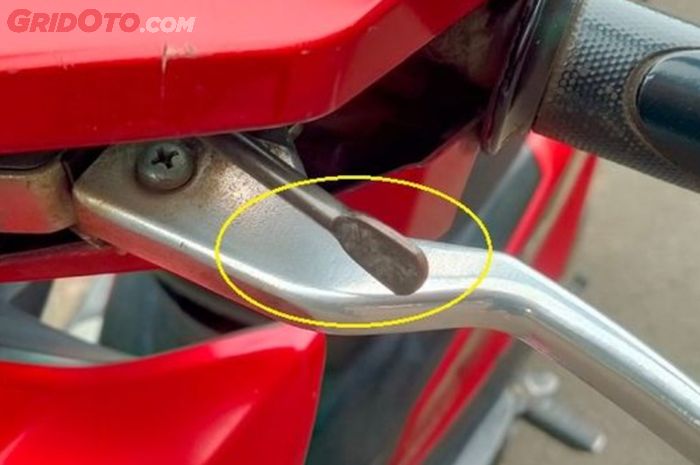Tuas Kecil Dekat Handel Rem