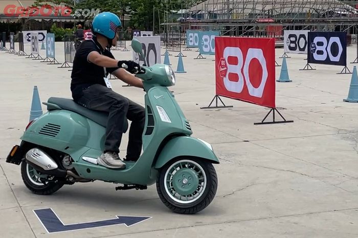 Vespa GTS 80th Anniversary versi Indonesia pakai mesin 250 cc. Harganya lebih masuk akal.