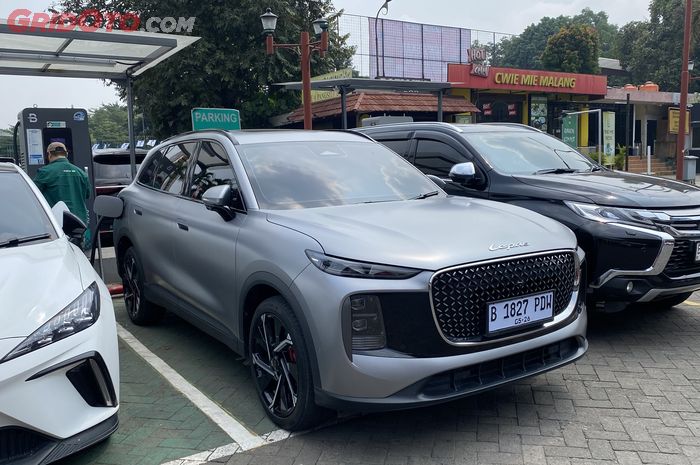 Lepas L8 PHEV menemani MG4 EV saat mengecas.