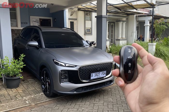 Ilustrasi Lepas L8 PHEV bersama anak kunci yang sudah memiliki fungsi remote parking assistant.