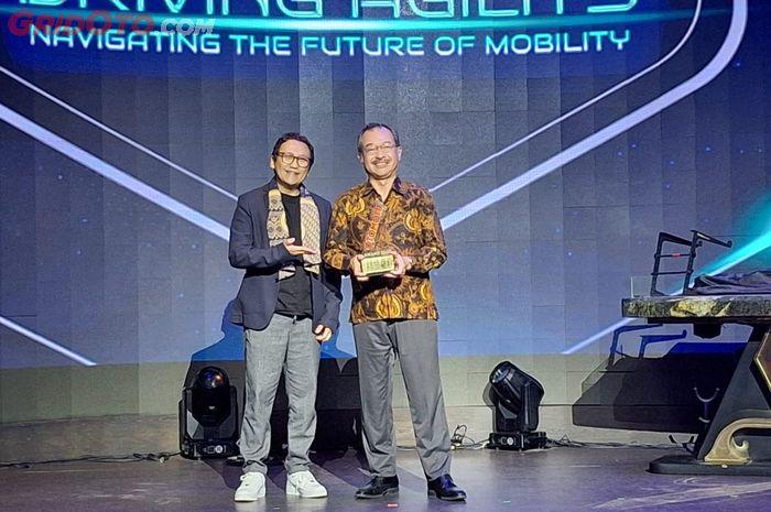 Kawasaki KLE500 resmi menyandang gelar Bike Of The Year di OTOMOTIF Award 2026