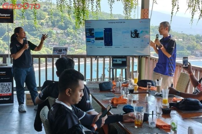 Pemaparan aplikasi Yamaha ON di sela perjalanan MAXI Tour Boemi Nusantara di Bali oleh Wayan Arthini (kiri), Customer Community Satisfaction (CCS) Yamaha DDS Bali dan Yudi Wiradnyana, Digital Customer eXperience Yamaha DDS Bali