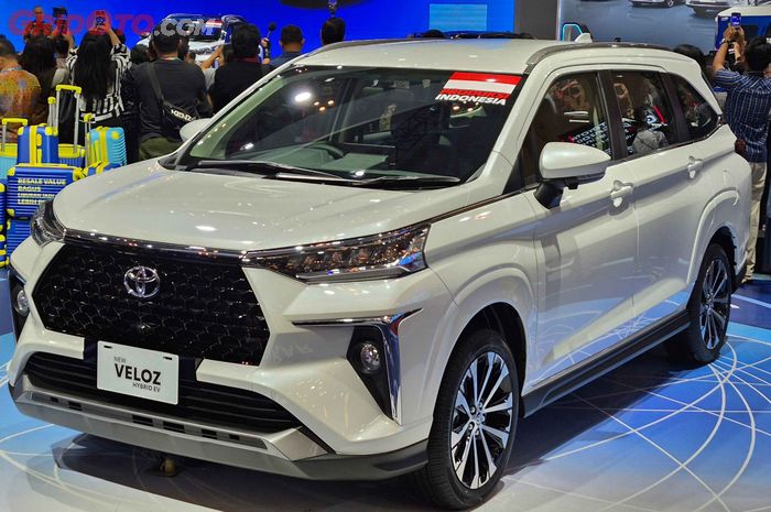 Toyota Veloz Hybrid. MPV Premium 