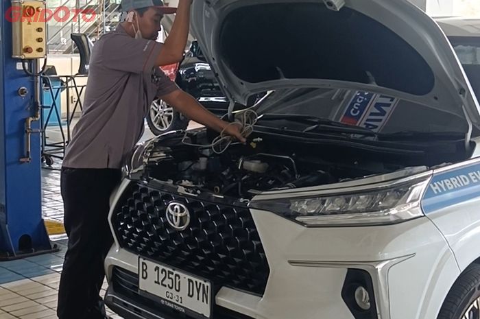 Toyota Veloz Hybrid sedang dilakukan pengecekan di bengkel resmi