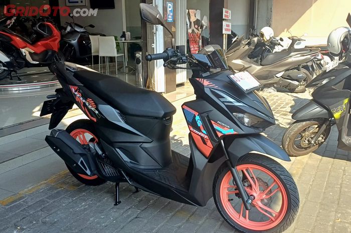 Honda Vario 125 Street dengan aksesori visor