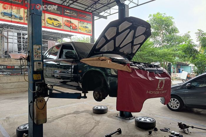Ilustrasi servis mobil di bengkel spesialis