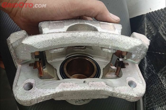 Kaliper Rem Mobil Kotor Bisa Mengganggu Kinerja Sistem Pengereman