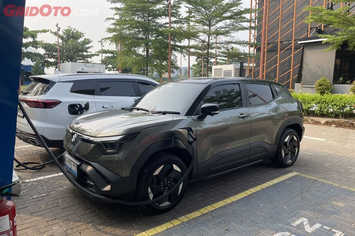 Suzuki e Vitara saat mengecas di Centre Point PIK 2.