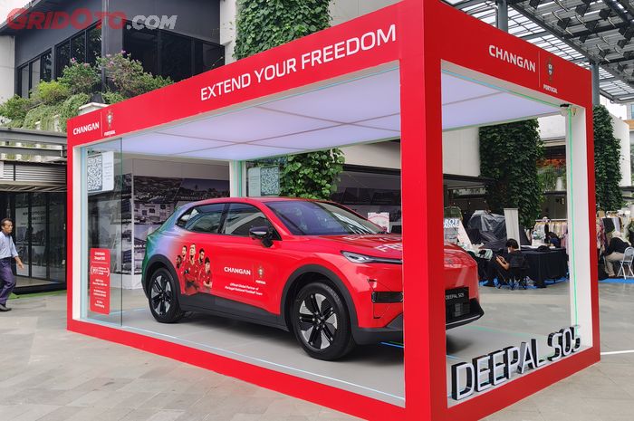 Changan Deepal S05 dengan wrap warna timnas Portugal di One Satrio.