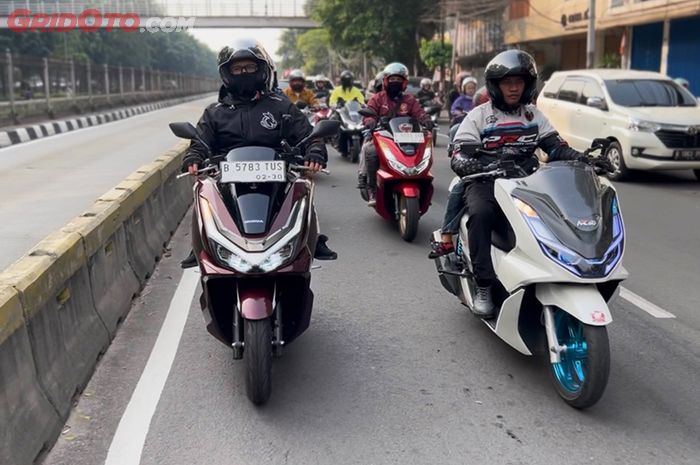 Anggota komunitas Honda PCX turing dari dealer Wahana di Gunung Sahari Jakarta, menuju kawasan Sentul di Bogor