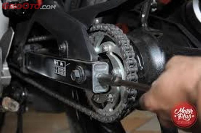 Ilustrasi setel rantai motor bekas