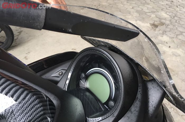 Gunakan blower untuk mengeringkan bagian dalam windshield