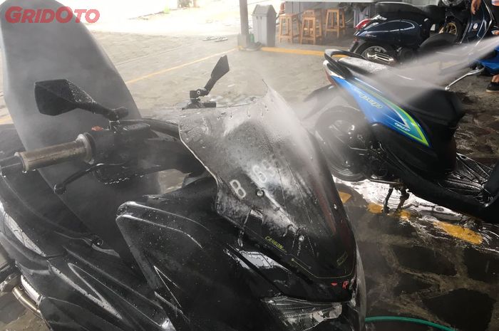 Gunakan air bertekanan rendah untuk mencuci windshield motor