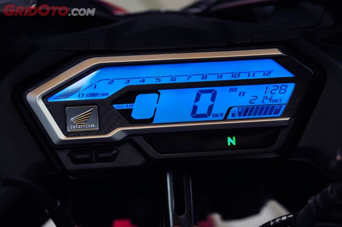 Speedometer Honda CBR150R, latar layar berwarna biru mudah dilihat