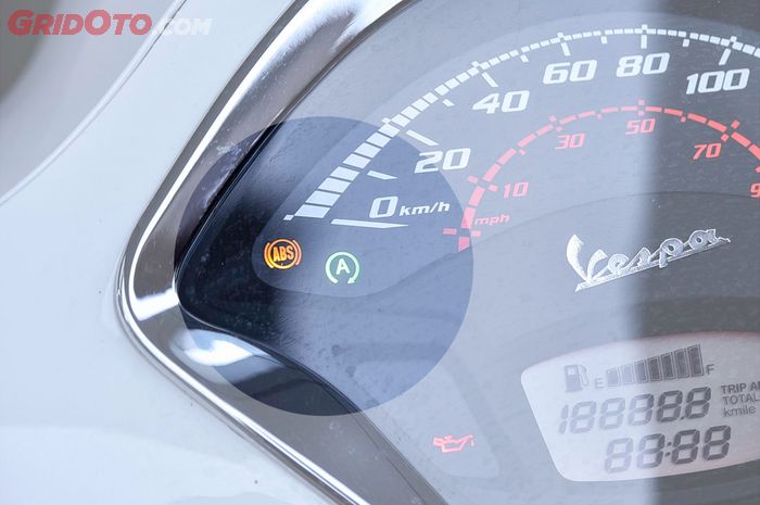 Logo A akan berkedip tanda mesin mati dalam mode start stop system, waspada ya jangan asal buka gas