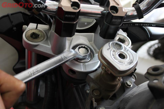 Agar komstir motor awet, gantilah grease atau gemuk komstir secara berkala