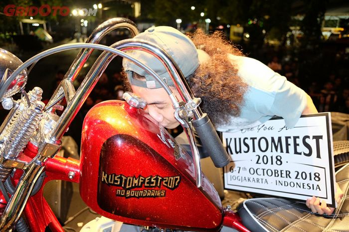 Arga Widya Loka pemenang lucky draw Kustomfest 2017 lakukan cium motor di atas panggung