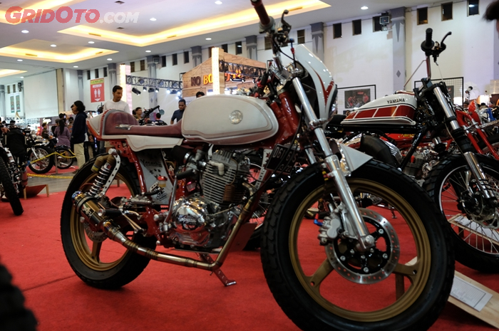 Honda CB125 berwarna tulang dan merah darah di Kustomfest 2017