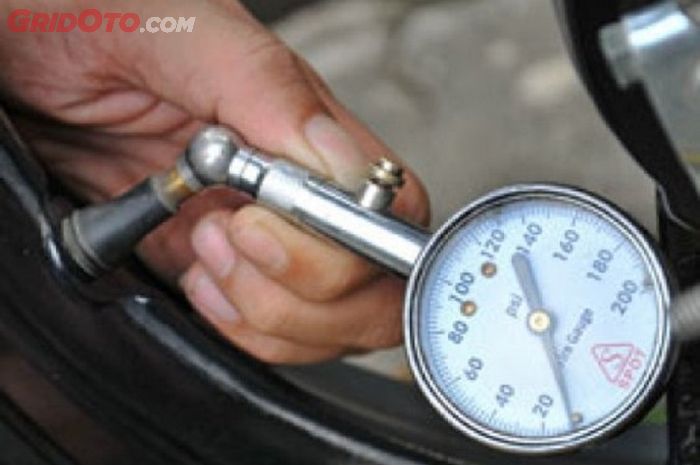Pakai pressure gauge untuk menentukan tekanan angin yang pas buat ban motor