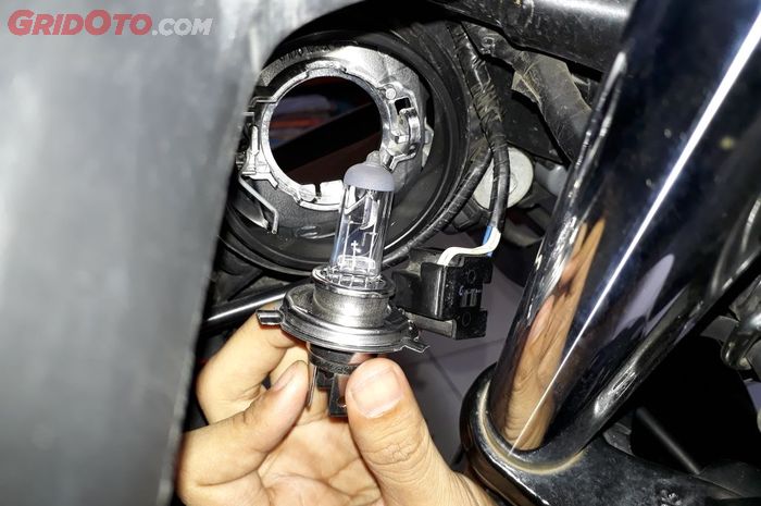 Ilustrasi lampu halogen di mobil bekas