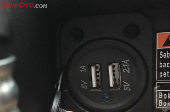 Pasang Power Outlet Di Yamaha Nmax Cukup Keluar Rp 100 Ribuan Bisa Charge Hp Sambil Riding Gridoto Com