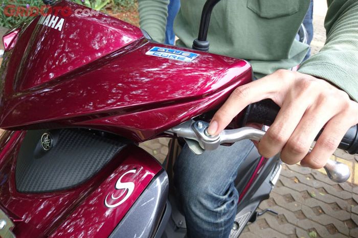Ilustrasi fitur Brake Lock di motor matic Yamaha