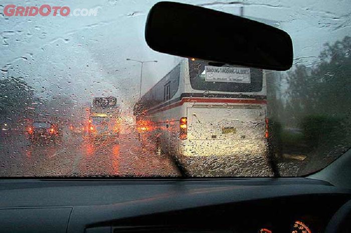 Ilustrasi mengemudi mobil saat hujan