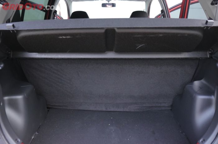 Jok baris kedua bisa dilipat jika memerlukan  bagasi yang lebih luas