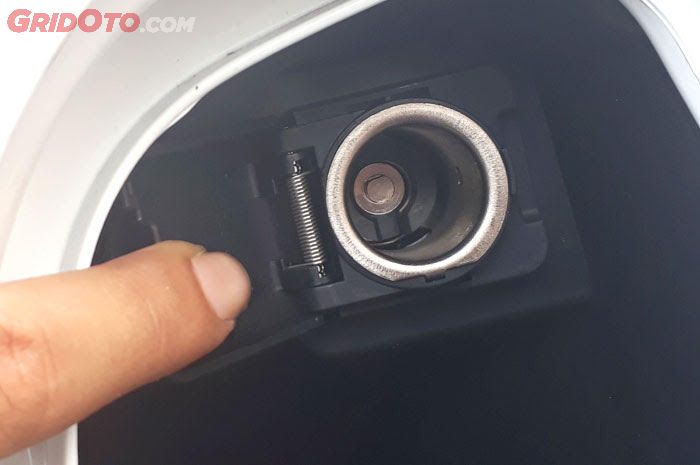 Charging smartphone di Honda Scoopy terbaru