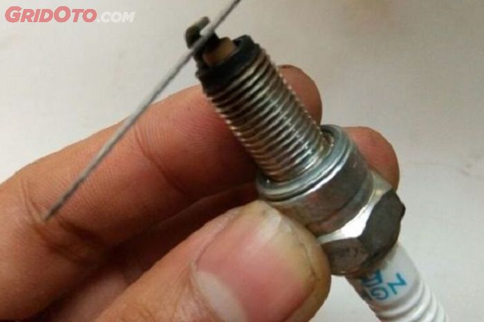 Kondisi busi yang elektrodanya sudah aus bisa bikin motor boros bensin