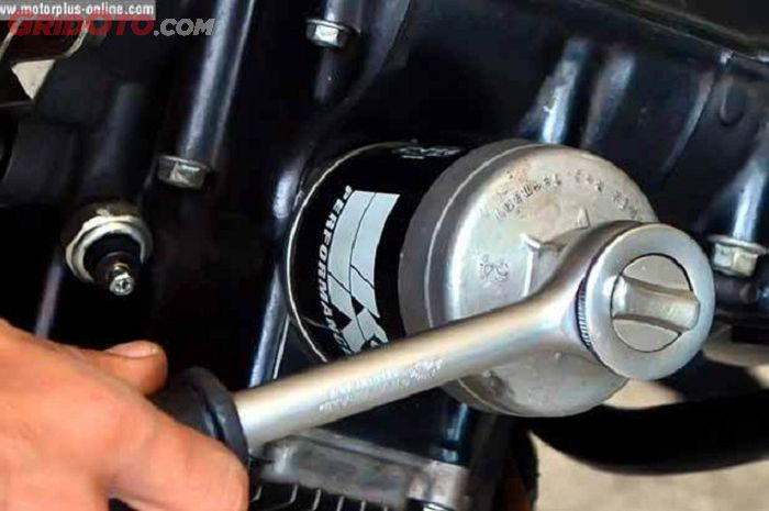 Gunakan kunci khusus saat melepas dan memasang filter oli di mesin motor