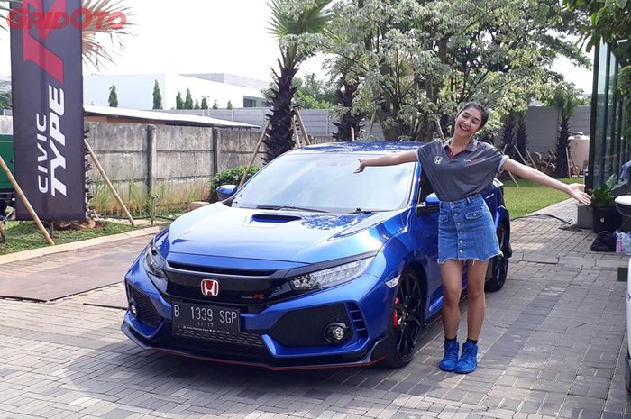 Artis Mika Tambayong ikut test driv Honda Civic Type R
