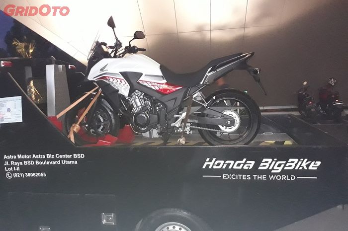 Honda CB500X di atas mobil towing