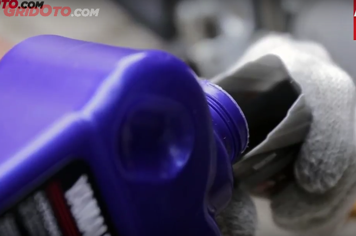 Ilustrasi ganti oli mesin motor bekas