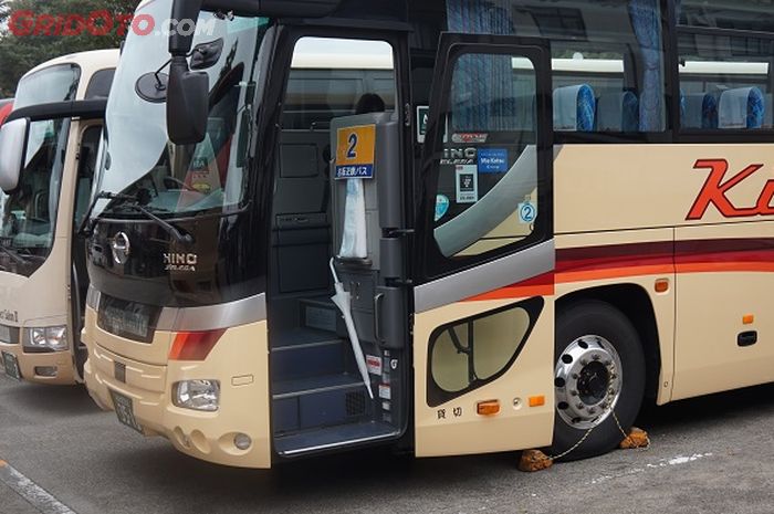 bus dengan ganjelan bus di Jepang