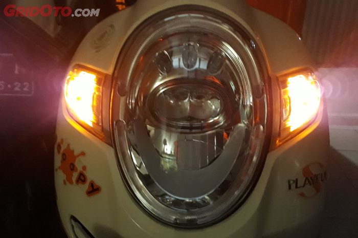 Ilustrasi lampu sein LED aftermarket terpasang di motor