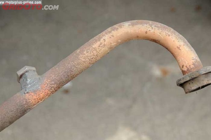 Ilustrasi leher knalpot motor karatan