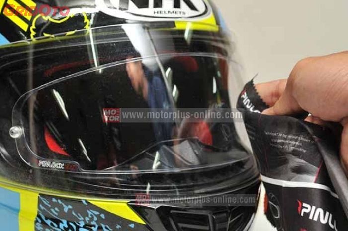 Ada dua cara mencegah helm berembun, salah satunya menggunakan lapisan anti embun seperti keluaran Pinlock