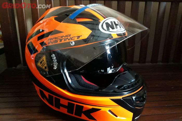 Ilustrasi helm dengan fitur double visor