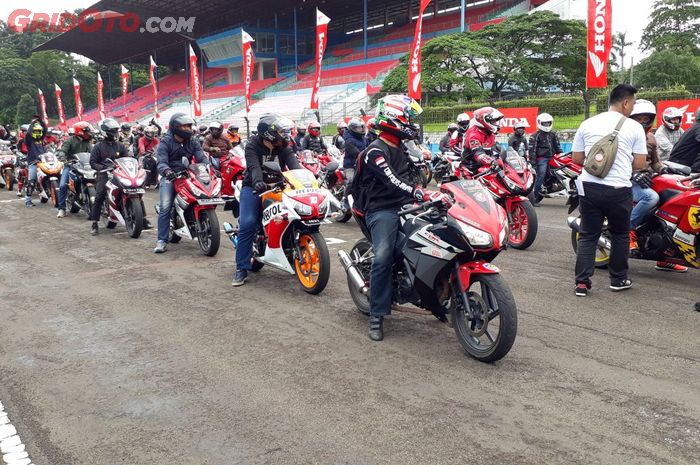 Komunitas Honda CBR melakukan Biker Parade di Indonesia CBR Race Day 2017