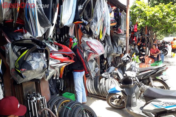 Deretan kios spare part dan body motor bekas di Jalan Raya Bogor KM 27 Cibubur, Jakarta Timur