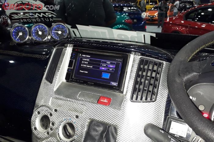 Daihatsu Grand Max pikap dengan interior bergaya racing