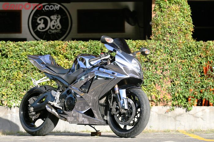 Suzuki GSX-R1000 Black Chroome DOS Custom