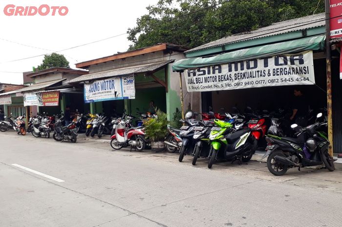 Deretan showroom motor bekas di Jalan Condet Raya, Jakarta Timur