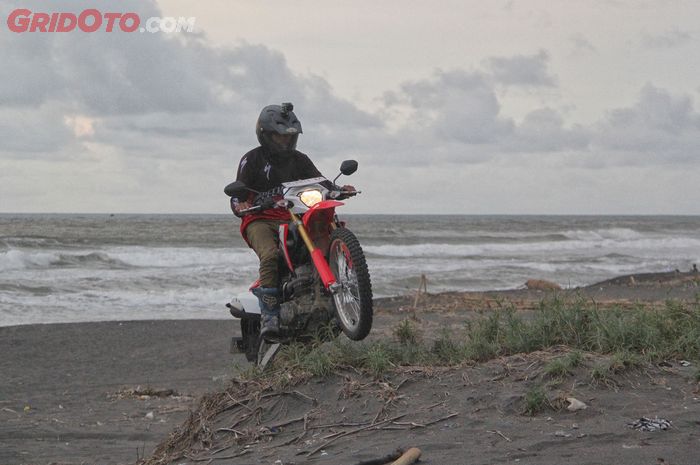 Mencoba Honda CRF150L di Pantai Depok