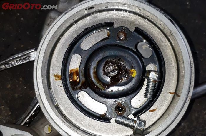 Kondisi seal waterpump Yamaha V-Ixion yang mulai getas