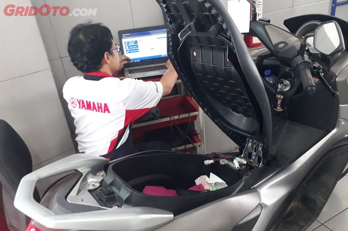 Yamaha NMAX sedang di scan oleh Yamaha Fuel Injection Diagnostic Tool (FIDT)