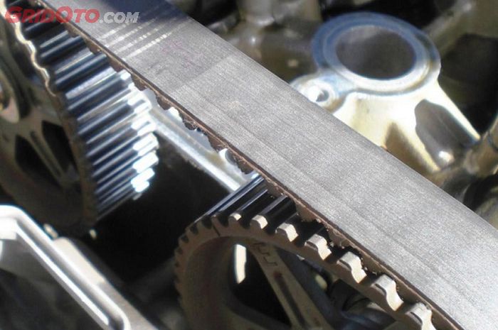 Timing belt di mesin mobil